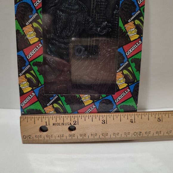 Godzilla King Of The Monsters Limited Edition Medallion & Statue Figurines Set - Picture 8 of 8